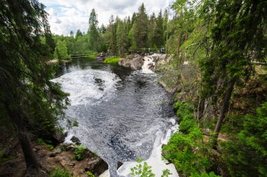 Rusya 'nın Karelia Cumhuriyeti' ndeki Ahvenkoski şelalesinin manzarası