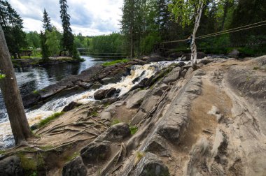 Rusya 'nın Karelia Cumhuriyeti' ndeki Ahvenkoski şelalesinin manzarası