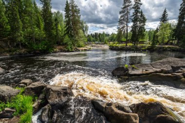 Rusya 'nın Karelia Cumhuriyeti' ndeki Ahvenkoski şelalesinin manzarası