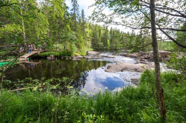 Rusya 'nın Karelia Cumhuriyeti' ndeki Ahvenkoski şelalesinin manzarası