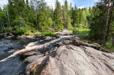 Rusya 'nın Karelia Cumhuriyeti' ndeki Ahvenkoski şelalesinin manzarası