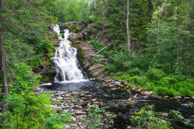 Yukankoski şelalesi (Beyaz Köprüler olarak da bilinir) Kulismayoki nehrinde, Rusya, Karelia
