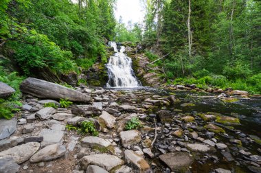 Yukankoski şelalesi (Beyaz Köprüler olarak da bilinir) Kulismayoki nehrinde, Rusya, Karelia