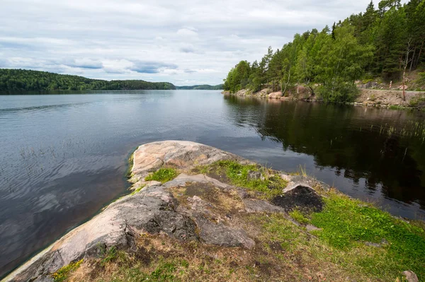 Rusya 'nın Karelia Cumhuriyeti' ndeki göl manzarası