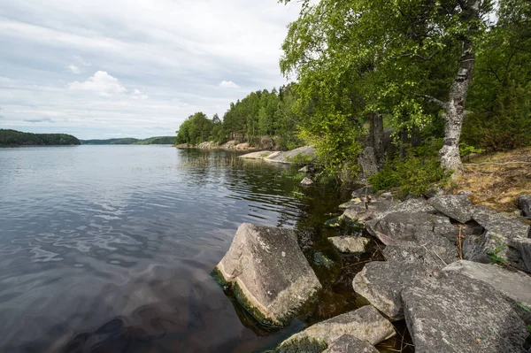 Rusya 'nın Karelia Cumhuriyeti' ndeki göl manzarası