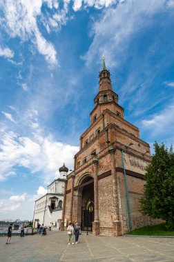 KAZAN, RUSSIA - 15 Temmuz 2018: Eğik Kule Syuyumbike, Han Camii olarak da bilinir, muhtemelen Rusya 'nın Kazan kentinin en bilinen mimari simgesidir.