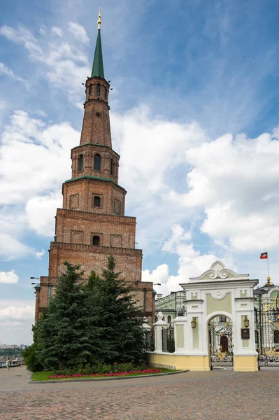 倾斜塔 Leaning Tower Syuyumbike 也被称为汗清真寺 Khan Mosque 可能是俄罗斯喀山最熟悉的地标和建筑符号 — 图库照片