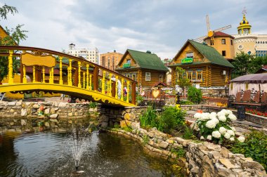 KAZAN, RUSSIA - 16 Temmuz 2018: Tugan Avylym Restoran Köyü manzarası. Sergi, kentin 1000. kuruluş yıldönümünü kutlarken açıldı ve şu anda Rusya 'nın Kazan kentinde en çok ziyaret edilen turizm merkezlerinden biri konumunda bulunuyor.