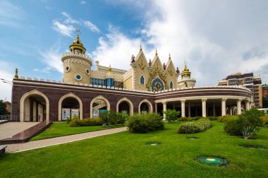 KAZAN, RUSSIA - 16 Temmuz 2018: Rusya 'nın Tataristan cumhuriyetinin başkenti Kazan' daki Tatar Devlet Kukla Tiyatrosu Ekiyat manzarası