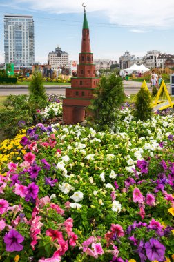 KAZAN, RUSSIA - 16 Temmuz 2018: Rusya Cumhuriyeti Tataristan 'ın başkenti Kazan' daki Tatar Devlet Kukla Tiyatrosu önünde park manzarası