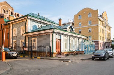 KAZAN, RUSSIA - 16 Temmuz 2018: Rusya 'nın Tataristan cumhuriyetinin başkenti Kazan' ın tarihi merkezinde sokak manzarası