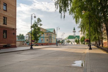 Rusya 'nın Tataristan cumhuriyetinin başkenti Kazan' ın tarihi merkezinde sokak manzarası