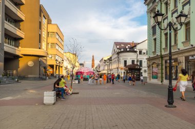 KAZAN, RUSSIA - 16 Temmuz 2018: Bauman Caddesi, Rusya 'nın Tataristan Cumhuriyeti' nin başkenti Kazan 'ın kalbinde bir yaya caddesi.