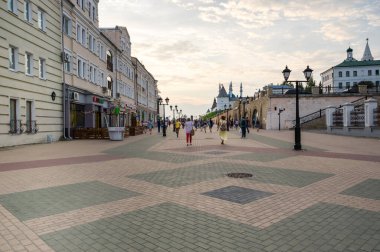 KAZAN, RUSSIA - 16 Temmuz 2018: Bauman Caddesi, Rusya 'nın Tataristan Cumhuriyeti' nin başkenti Kazan 'ın kalbinde bir yaya caddesi.
