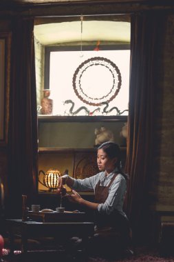 Genç çay çaydanlık kapalı dökme çay usta