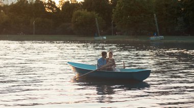 Günbatımı bir tarihte bir teknede genç çift