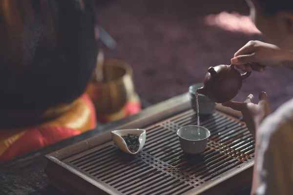 Frauenhände Gießen Tee Aus Teekanne Großaufnahme — Stockfoto