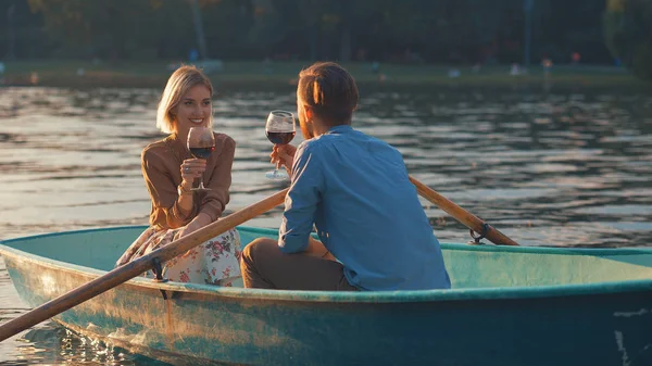 Casal Atraente Com Copos Vinho Barco — Fotografia de Stock