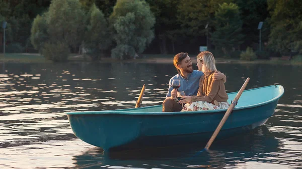 Glückliches Junges Paar Einem Boot Urlaub — Stockfoto