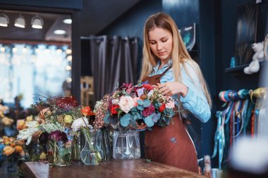 Buket sayaç ile genç çiçekçi