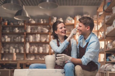 Genç çift romantik bir tarih üzerinde gülümseyen