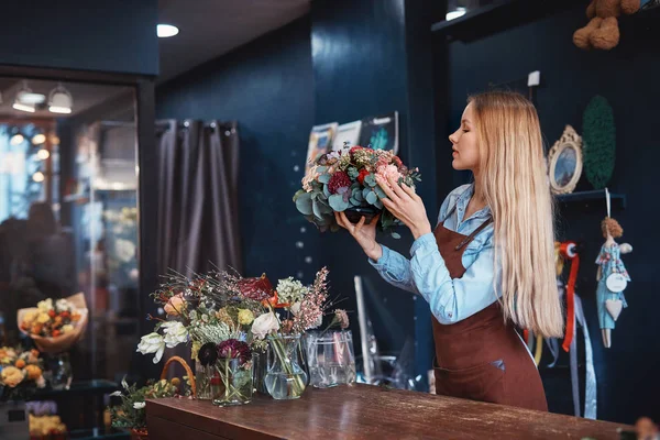 店の花の花束と若い花屋 — ストック写真