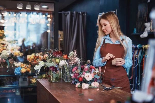 Unga Florist Ett Förkläde Butiken — Stockfoto