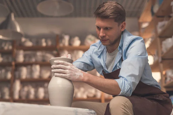 陶器の仕事で若いマスター — ストック写真