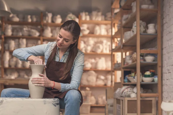 Chica Joven Trabajando Una Rueda Alfarero Interior — Foto de Stock