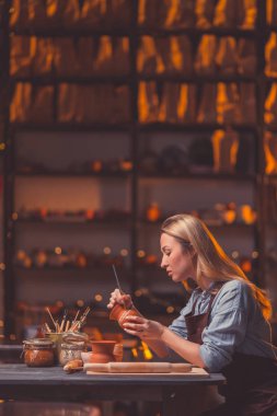 Atölye genç çekici kadın