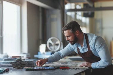 Atölye apronda Genç Efendi