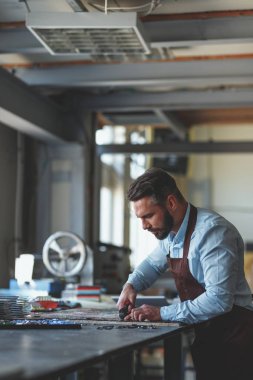 Atölye apronda Genç Efendi