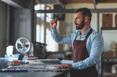 Atölye çalışmalarında, Genç Efendi