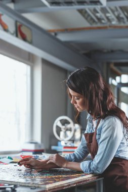 Bir mozaik atölye ile genç kız
