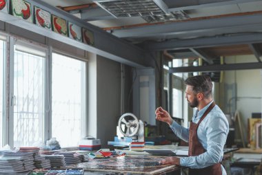 Studio iş yerinde genç efendi