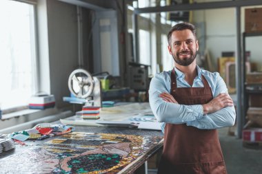 Studio apronda genç adam