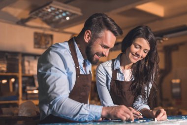 Bir mozaik atölye ile gülümseyen insanlar