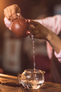 Kapalı bir demlik çay dökme çay master