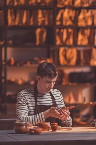 Jeune Homme Dans Atelier Poterie — Photo