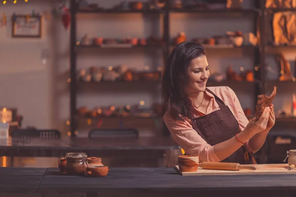 Smiling Attractive Girl Pottery Studio — Stock Photo, Image