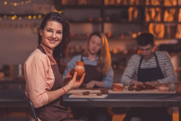 Junge Gruppe Von Menschen Einem Töpferatelier — Stockfoto