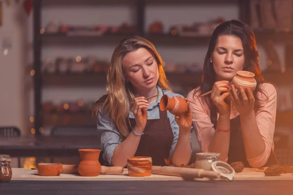 Peindre Jeunes Filles Dans Atelier Poterie — Photo