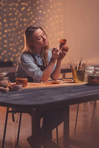 Młoda Atrakcyjna Kobieta Pracowni Ceramiki — Zdjęcie stockowe