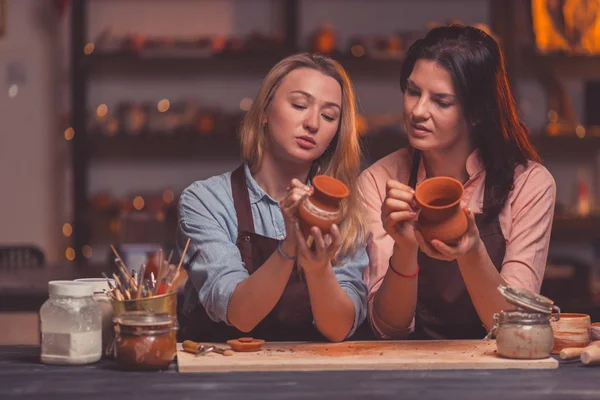 Giovani Ragazze Attraenti Uno Studio Ceramica — Foto Stock