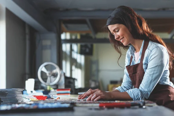 Sonriente Joven Con Mosaico Taller — Foto de Stock