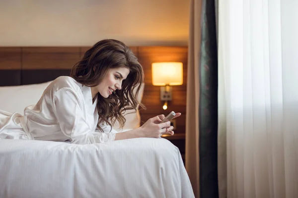 Jeune Belle Fille Avec Téléphone Dans Hôtel — Photo