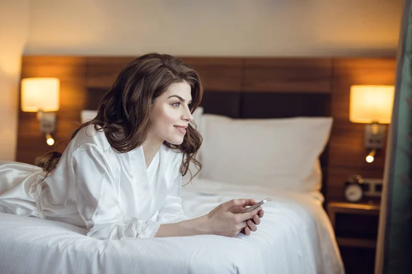 Menina Bonita Nova Com Telefone Quarto — Fotografia de Stock