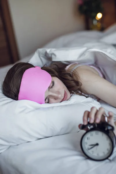 Dormir Jeune Fille Avec Réveil Dans Chambre — Photo