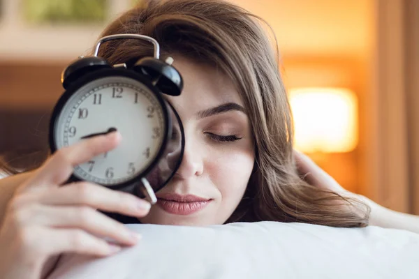 Dormir Chica Joven Con Reloj Despertador Interior — Foto de Stock