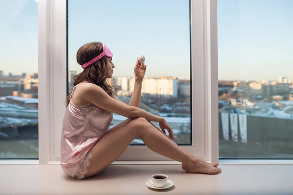 Niña Pijama Junto Ventana — Foto de Stock